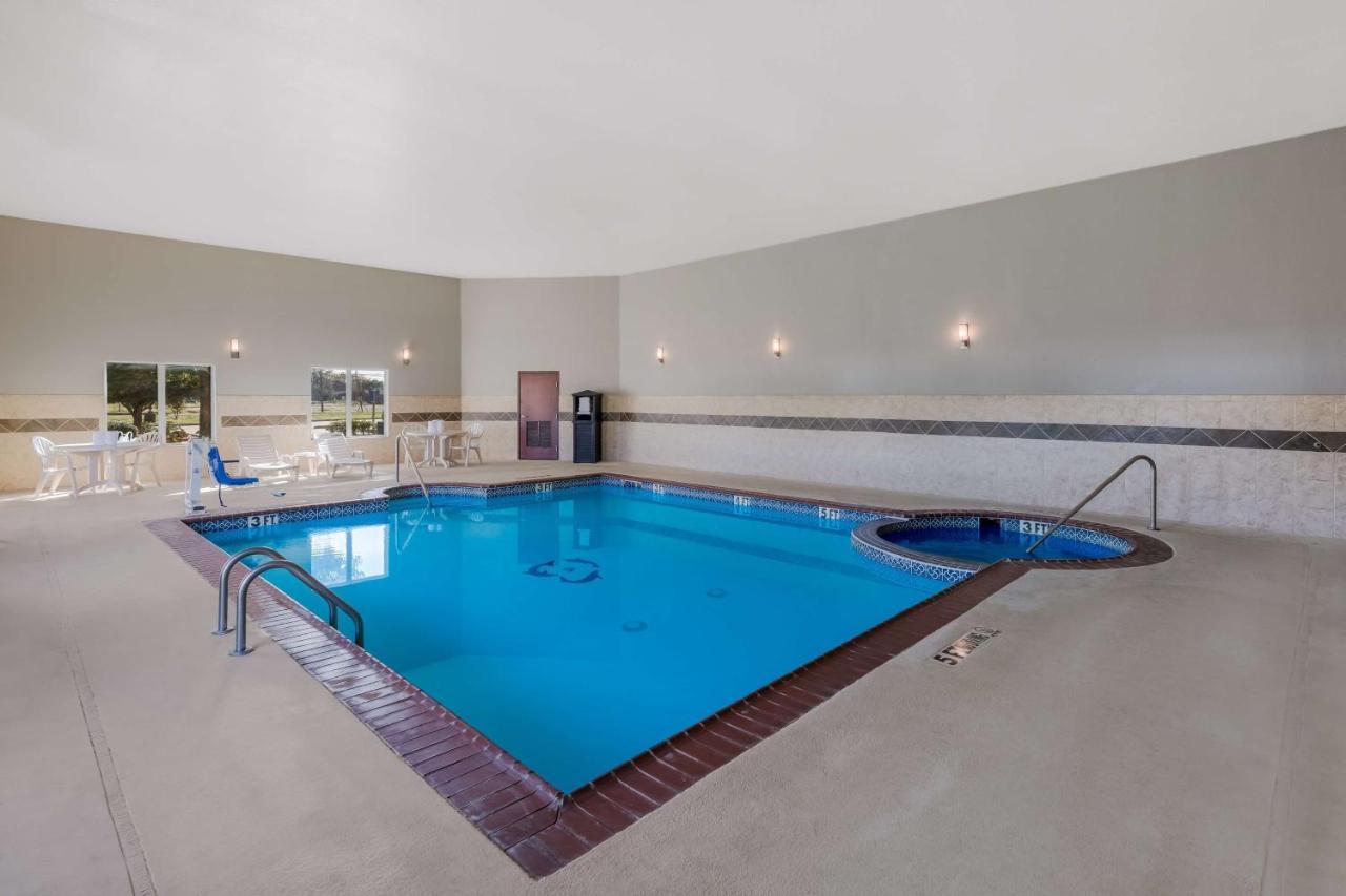 Best Western South Plains Inn & Suites Levelland Exterior photo